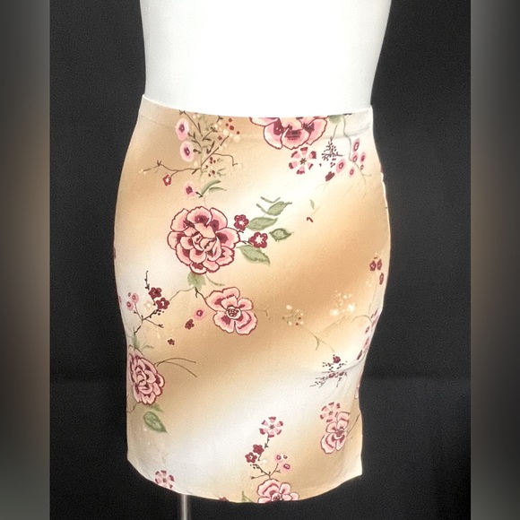 NEXXEN Short Skirt - Picture 1 of 1
